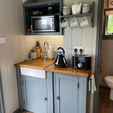 Greatwood Shepherds Hut Battle Exterior photo