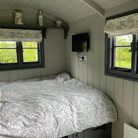 Greatwood Shepherds Hut Battle Exterior photo