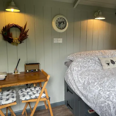 Greatwood Shepherds Hut Battle Exterior photo