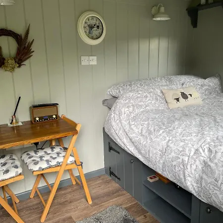 Greatwood Shepherds Hut Battle Exterior photo