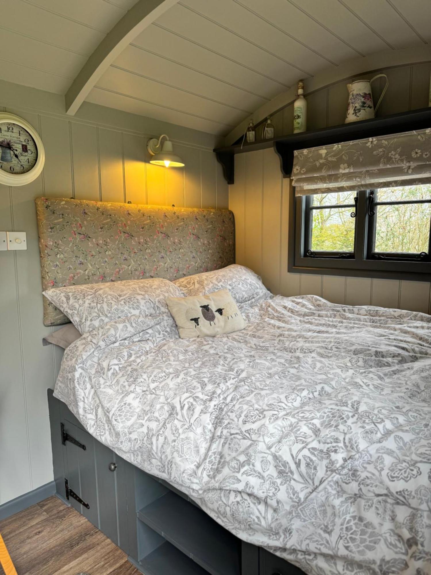 Greatwood Shepherds Hut Holiday home